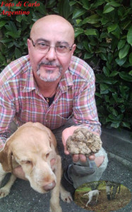 Foto di Carlo Argentino con il suo cane da tartufo ed un tartufi bianco