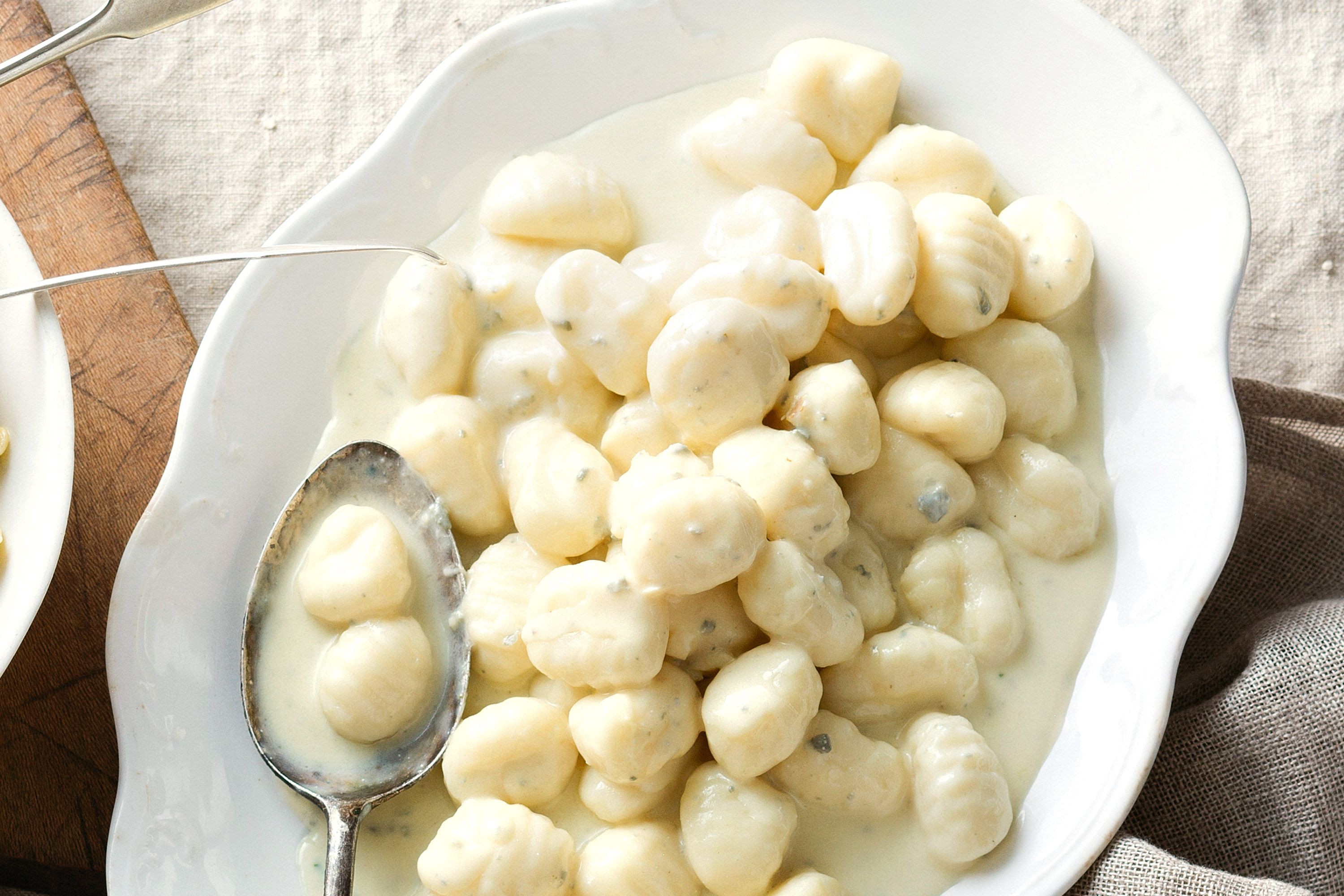 Gnocchi ai 4 formaggi con tartufo bianchetto