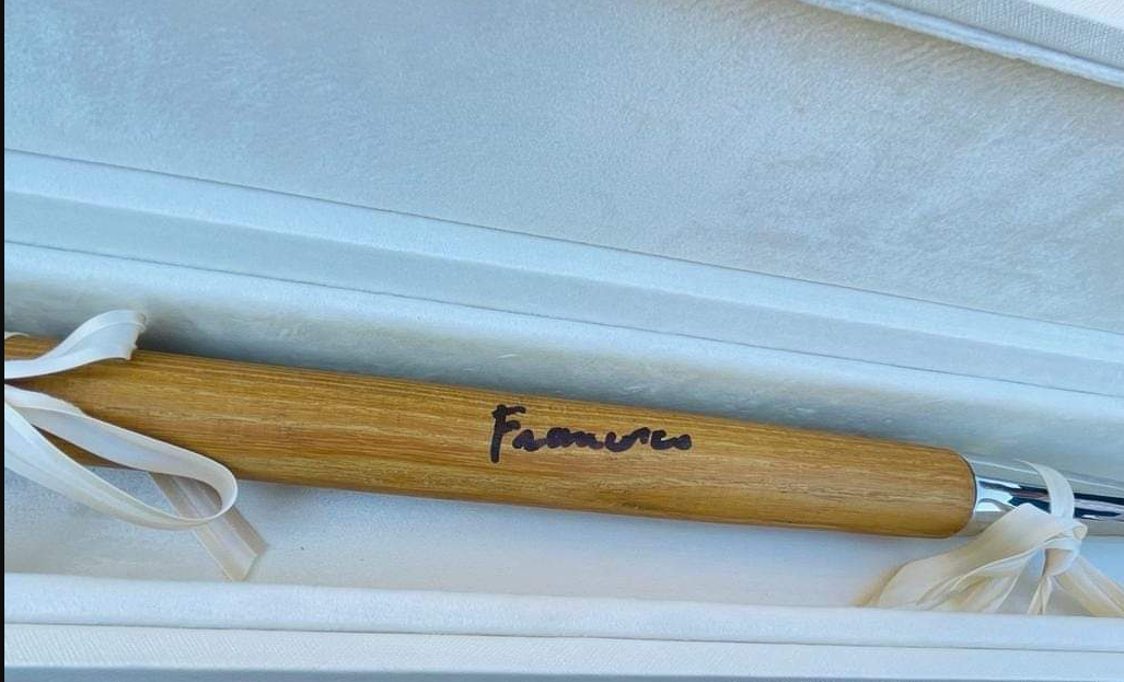 Il Celebre Artigiano Siciliano Giorgio Liga dona un Vanghetto a Papa Francesco